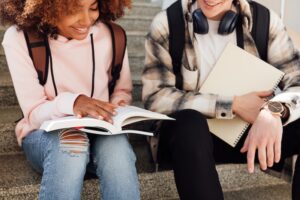 Jugendliche informieren sich über Ausbildungsplätze und den Berufseinstieg in der SHK-Branche